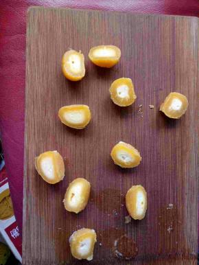 烤好的蛋黄一切为二。我这里做的50克的月饼所以放半个蛋黄就够了，