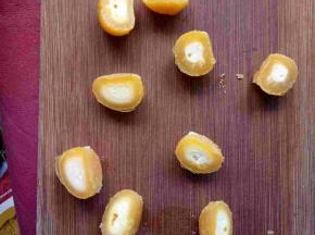 烤好的蛋黄一切为二。我这里做的50克的月饼所以放半个蛋黄就够了，