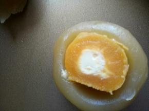 白莲蓉跟蛋黄一共称33克，用白莲蓉包蛋黄，用虎口收口法包好。