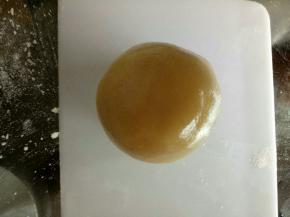 这是包好的白莲蓉蛋黄月饼。