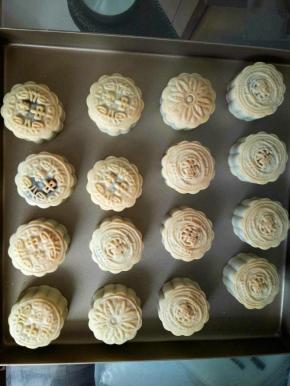 喷好后进烤箱烤8分钟定型。