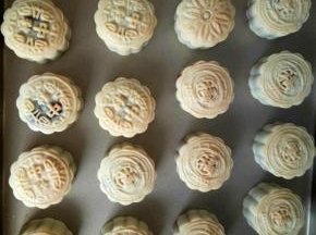 喷好后进烤箱烤8分钟定型。