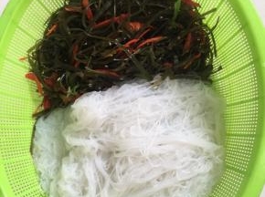 把海带尖椒丝和粉丝一起捞出沥干水分备用！