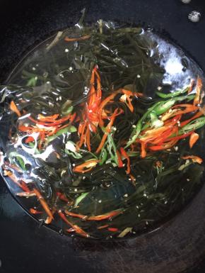 水烧开，把切好的海带丝和青红尖椒丝放进去焯水1分钟左右至断生！
