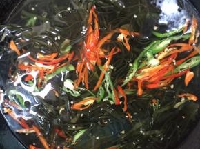 水烧开，把切好的海带丝和青红尖椒丝放进去焯水1分钟左右至断生！