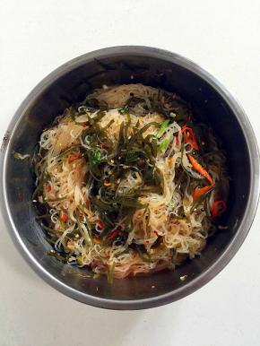 戴上一次性手套，搅拌均匀！（也可以用筷子来搅拌均匀。）