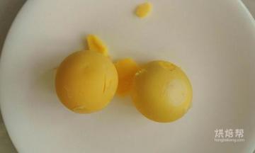 鸡蛋清水煮熟后只取蛋黄