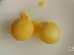 鸡蛋清水煮熟后只取蛋黄