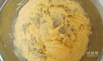 糖粉分两次加入黄油里，开动打蛋器打发到黄油体积稍微蓬松，颜色变浅