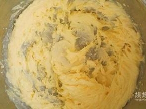 糖粉分两次加入黄油里，开动打蛋器打发到黄油体积稍微蓬松，颜色变浅