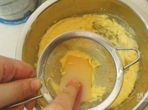 鸡蛋黄过筛