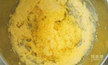 过筛好的鸡蛋黄，用刮刀将黄油和蛋黄混合均匀