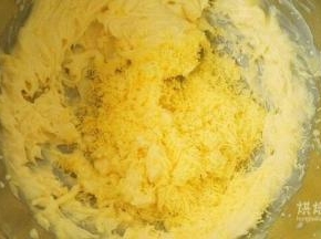 过筛好的鸡蛋黄，用刮刀将黄油和蛋黄混合均匀