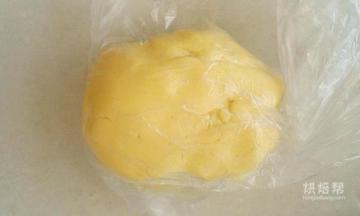 混合成团看不见干粉后用保鲜袋装好放冰箱冷藏30分钟