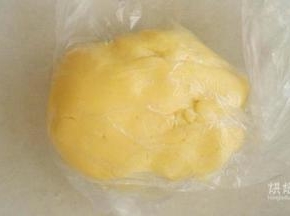 混合成团看不见干粉后用保鲜袋装好放冰箱冷藏30分钟