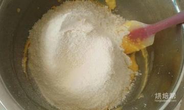 低筋面粉和玉米淀粉混合后过筛到黄油里