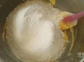 低筋面粉和玉米淀粉混合后过筛到黄油里