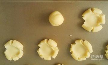 搓一个小球，然后用大拇指按一下，形成自然的裂纹