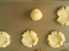 搓一个小球，然后用大拇指按一下，形成自然的裂纹