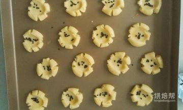 做好所有，刷蛋液，再撒点黑芝麻，当然这一步你也可以省略，我是为了好看