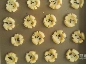 做好所有，刷蛋液，再撒点黑芝麻，当然这一步你也可以省略，我是为了好看