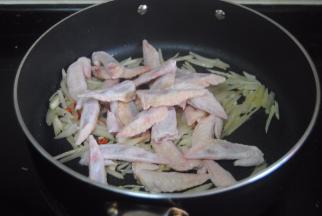 倒入鸡翅尖翻炒均匀