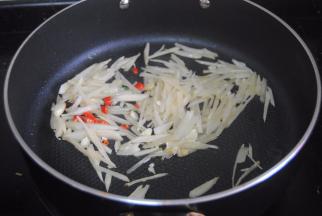 放入子姜和辣椒翻炒至香