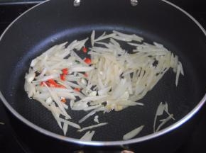 放入子姜和辣椒翻炒至香