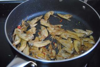 加入盐，酱油，蚝油，料酒翻炒均匀上色