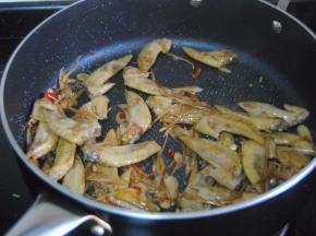 加入盐，酱油，蚝油，料酒翻炒均匀上色