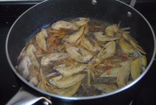 加入清水焖煮3分钟