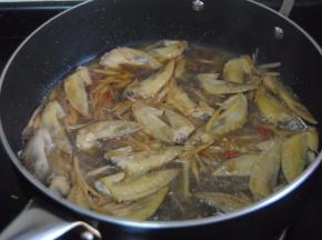 加入清水焖煮3分钟