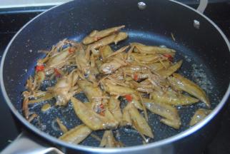 汁水收干后加入辣椒粉和孜然粉翻匀即可出锅