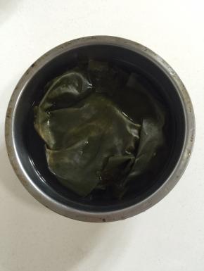 提前清洗干净的干海带，用清水浸泡半个小时左右！