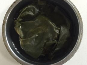 提前清洗干净的干海带，用清水浸泡半个小时左右！