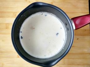 香草荚切开刮籽，把香草籽和香草荚放进牛奶中，加热至快沸腾时离火，待香草牛奶冷却后，送进冰箱冷藏12小时，让香味完全释放！