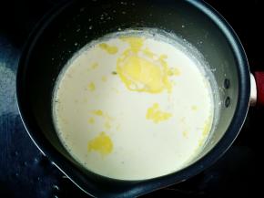 取出香草牛奶，再次加热至温后离火，取出香草荚，放进黄油让它融化，放凉备用。