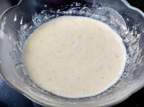 再倒入剩余的牛奶，加入朗姆酒，拌匀。