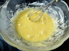 先筛入1/3的低筋面粉，拌匀，再将剩余面粉筛入，拌匀。