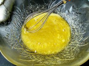 全蛋液，蛋黄，细砂糖和盐混合，搅打均匀。