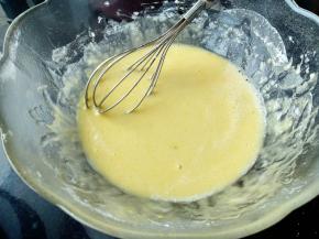 在面糊中倒入1/4的香草牛奶，拌匀。