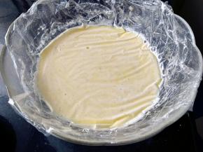 将面糊过滤，再密封好，送入冰箱冷藏24－48小时，等待面糊成熟。