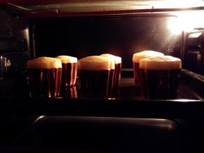 送入预热好的烤箱，中层上下火170度烤60分钟，再转200度烤25分钟。烘烤过程中，可露丽面糊会膨胀高出模具，这时要戴着隔热手套将烤盘取出，使模具降温，并轻敲模具，使面糊回到模具中，才不会产生上色不足形状不明显的现象。（我重复了8次）