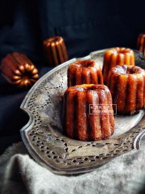 烤完后立即取出脱模，放在散热架上冷却。