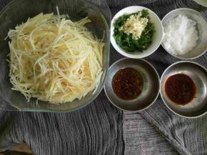 把准备好的材料依次的放进去，先放盐，味精，糖醋。