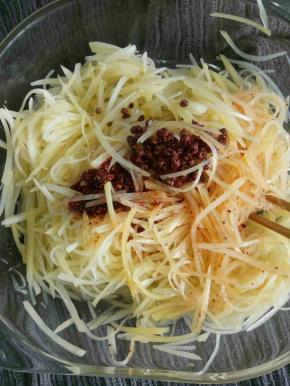 再放入辣椒油，麻椒油。搅拌一下。再滴几滴香油也可以。