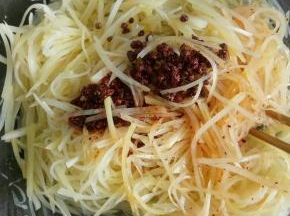 再放入辣椒油，麻椒油。搅拌一下。再滴几滴香油也可以。