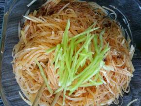 搅拌后，放入一些辣椒丝，辣椒比较清香，吃起来口感比较好，不能吃辣的可以剃筋或者省略不用。