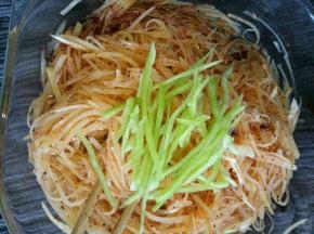 搅拌后，放入一些辣椒丝，辣椒比较清香，吃起来口感比较好，不能吃辣的可以剃筋或者省略不用。