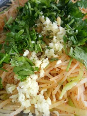 再把蒜末和香菜放进去，简单的拌几下就可以，因为香菜比较脆弱，所以尽量避免多次翻拌。